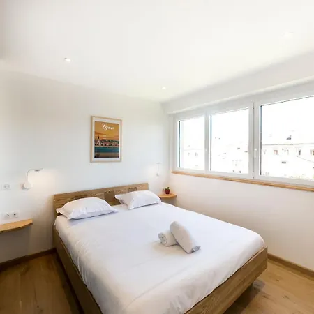 Apartment Avec Balcon - Clim Et Parking Ail *